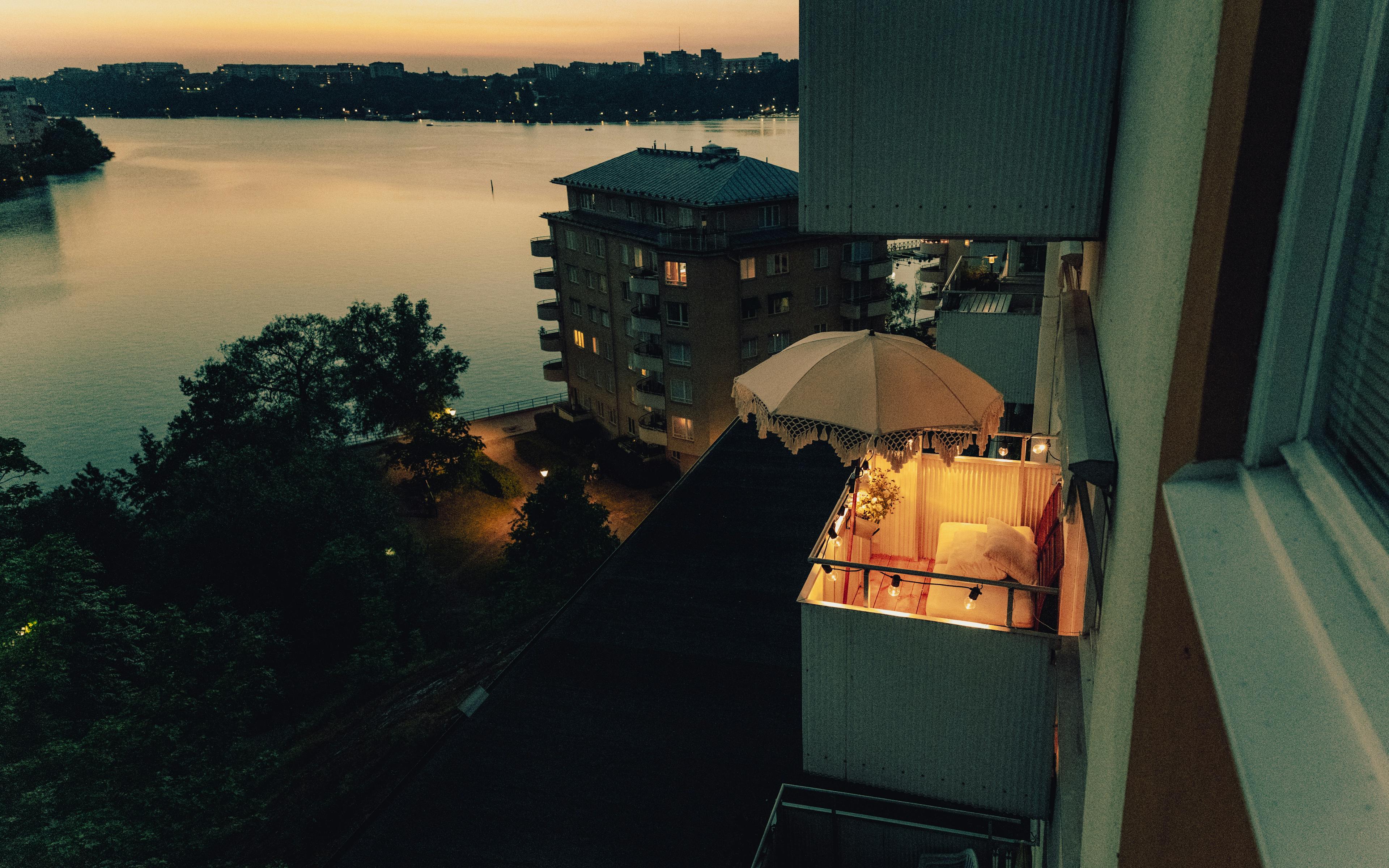 En bild på en balkong med utsikt över Stockholm